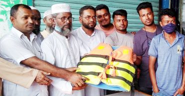 সেই উদ্ধারকর্মীদের মাঝে লাইফ জ্যাকেট বিতরণ