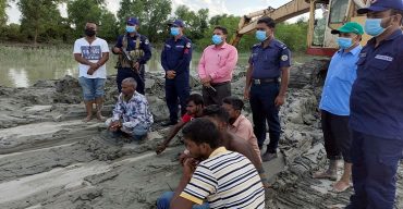 কলাপাড়ায় নদীর তীর থেকে মাটি কাটার দায়ে ৩ ব্যবসায়ীকে অর্থদন্ড