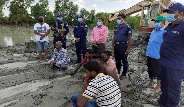 কলাপাড়ায় নদীর তীর থেকে মাটি কাটার দায়ে ৩ ব্যবসায়ীকে অর্থদন্ড