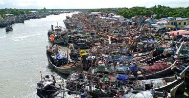 লঘুচাপের প্রভাবে উত্তাল সাগর বক্ষ, ট্রলার নিয়ে ঘাটে ফিরেছে জেলেরা