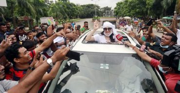 আলোচিত পরীমনি ভক্তদের ভালোবাসায় সিক্ত হলেন