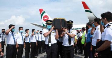 বনানী কবরস্থানে মায়ের কবরের পাশে চিরনিদ্রায় ক্যাপ্টেন নওশাদ