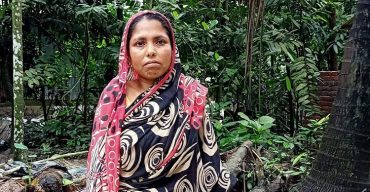 গলাচিপায় তিন সন্তান নিয়ে আশ্রয় পেতে ঘুরছে দ্বারে দ্বারে