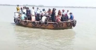 চরাঞ্চলের নদীতে ঝুঁকি নিয়ে চলছে নৌযান