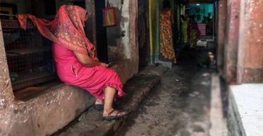 প্রতারণার ফাঁদে পড়ে যৌনপল্লীতে বিক্রি হন স্ত্রী, স্বামীর চেষ্টায় উদ্ধার