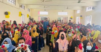 শিবচরে সরকারি বরহামগঞ্জ কলেজে ফুল, মাস্ক, সাবান দিয়ে শিক্ষার্থীদের বরণ