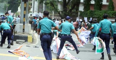ই-অরেঞ্জ গ্রাহকদের মিছিলে পুলিশের লাঠিচার্জ, আহত ১০