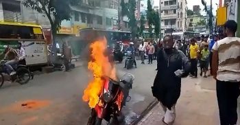 ট্রাফিক পুলিশের ওপর ক্ষুব্ধ হয়ে নিজের বাইকে আগুন দিলেন চালক