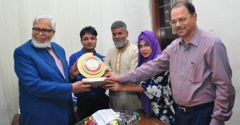 ফুল দিয়ে শুভেচ্ছা জানালেন শেরে বাংলা এ কে ফজলুল হক গবেষণা পরিষদ