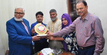 ফুল দিয়ে শুভেচ্ছা জানালেন শেরে বাংলা এ কে ফজলুল হক গবেষণা পরিষদ