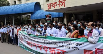 বঙ্গবন্ধু শেখ মুজিব মেডিক্যাল বিশ্ববিদ্যালয়ের উদ্যোগে সাম্প্রদায়িক সম্প্রতি রক্ষায় মানববন্ধন