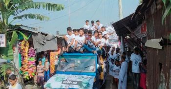 আলীরটেকে হাজার হাজার মানুষের ফুলেল ভালবাসায় সিক্ত হয়ে গনসংযোগে জাকির হোসেন
