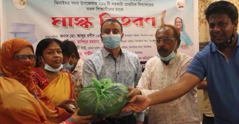 ঝিনাইদহে সদর উপজেলা প্রশাসনের আয়োজনে শিক্ষার্থীদের মাঝে মাস্ক বিতরণ