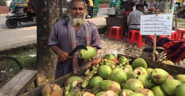 অসহায় ও রোগীদের জন্য মুজিবরের ডাবে বিশেষ ছাড়