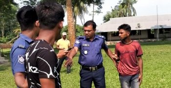 কলাপাড়ায় মাদ্রাসার শিক্ষার্থী উত্যক্ত করার অভিযোগে দুই যুবক আটক