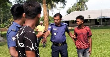 কলাপাড়ায় মাদ্রাসার শিক্ষার্থী উত্যক্ত করার অভিযোগে দুই যুবক আটক