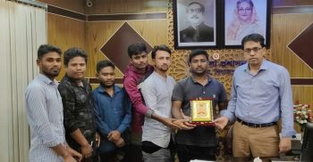 বিদায়ী জনবান্ধব ইউএনও মাহবুবকে প্রিয় খানসামা’র পক্ষ থেকে সম্মাননা স্মারক প্রদান