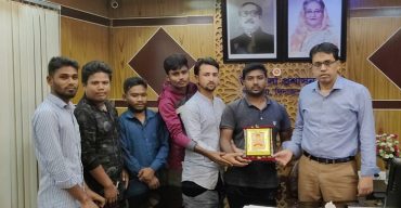 বিদায়ী জনবান্ধব ইউএনও মাহবুবকে প্রিয় খানসামা’র পক্ষ থেকে সম্মাননা স্মারক প্রদান