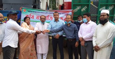 ঝিনাইদহে কৃষকদের মাঝে হারভেস্ট মেশিন প্রদান