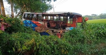 আমতলীতে দুই যাত্রীবাহী বাসের মুখোমুখি সংঘর্ষে মা ছেলে নিহত, আহত ২০