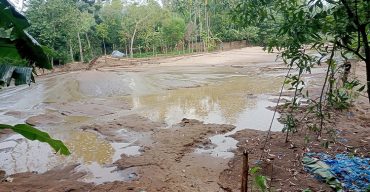 কমলগঞ্জে বালু উত্তোলনে বাড়িঘর ও বাঁধ হুমকির মুখে