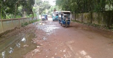 কাজীগঞ্জ বাজার থেকে মার্কুলী সড়ক যেন মরণ ফাঁদ