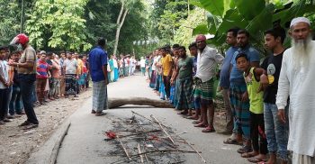 কালকিনিতে নৌকা পুড়িয়ে দেওয়ার প্রতিবাদে মানববন্ধন