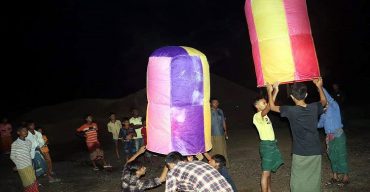 প্রবারণা পূর্ণিমা রাতের আকাশে উড়িয়েছে রঙ-বেরঙের ফানুস