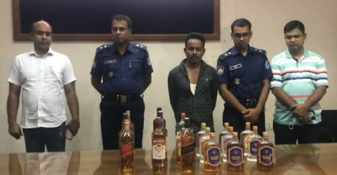 মাদারীপুরে চায়ের দোকানে মদের ব্যাবসা করায় রাজা পান্ডেকে গ্রেফতার করেছে পুলিশ