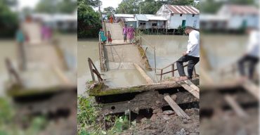বাগেরহাটে মোরেলগঞ্জে অবশেষে ভেঙে পড়ল সেই সেতুটি, জনদুর্ভোগ চরমে