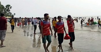 হাজারো পর্যটক পদচারনা মুখরিত সূর্যদয় সূর্যাস্তের বেলাভূমি কুয়াকাটা