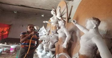 সনাতন সম্প্রদায়ের প্রধান ধর্মীয় উৎসব প্রতিমা তৈরিতে ব্যস্ত শিল্পীরা