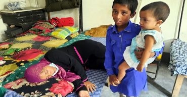 ব্যাংক থেকে টাকা তুলে ফেরার পথে নারীর কাছ থেকে দুই লক্ষাধিক টাকা ছিনতাই!