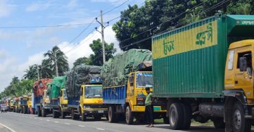 দৌলতদিয়ায় পারাপারের অপেক্ষায় শত শত যানবাহন