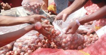 অস্থির বাজার এখনই কমছে না পেঁয়াজের দাম