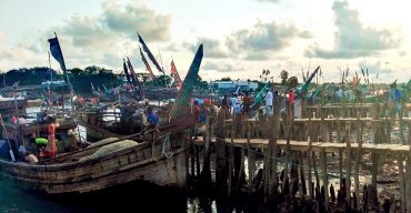 সাগর ও নদীতে ইলিশ ধরায় নিষেধাজ্ঞা: বাড়ি ফিরেছেন জেলেরা