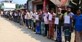 ঝিনাইদহের চন্ডিপুরে ইজিবাইক চালককে অপহরণ চেষ্টার প্রতিবাদে মানববন্ধন
