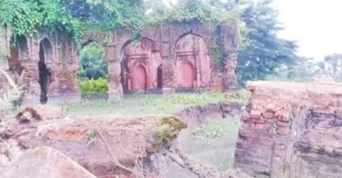 গলাচিপায় হারিয়ে যাচ্ছে ঐতিহ্যবাহী দয়াময়ী মন্দির