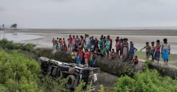 মেরিনড্রাইভে ট্যুরিস্ট জিপ উল্টে খাদে, আহত ৭
