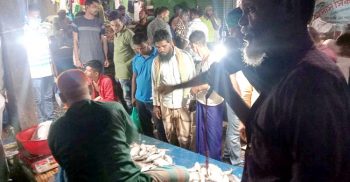 কলাপাড়ায় মাইকিং করে বিক্রি করছে ইলিশ