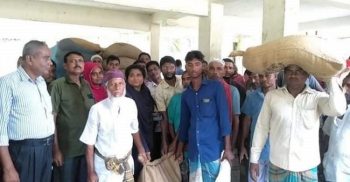 প্রজনন মৌসুমে ইলিশ আহরণে বিরত থাকা ১৩৪৮ জেলে পেলো বিশেষ ভিজিএফ’র চাল