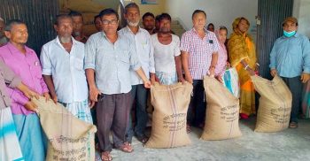 প্রজনন মৌসুমে ইলিশ আহরনে বিরত থাকা জেলেদের মাঝে চাল বিতরণ!
