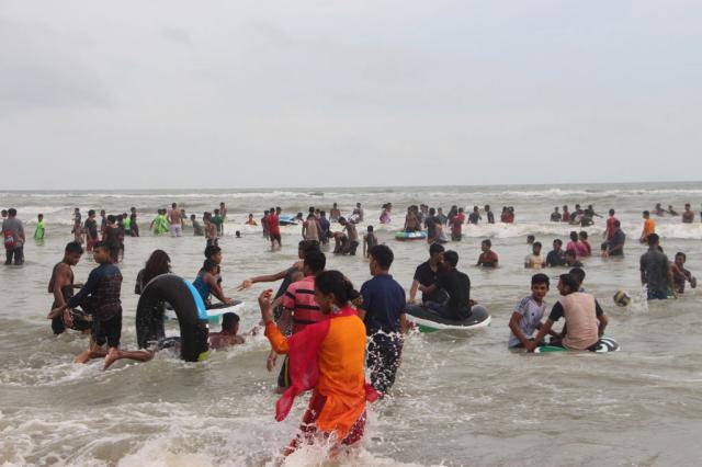 কক্সবাজার সমুদ্র সৈকতে গোসলে নেমে নিখোঁজ ১