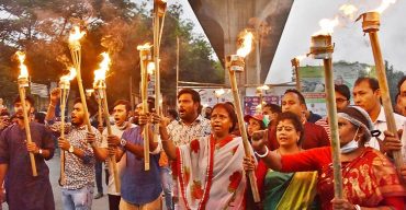 রাজধানীর শাহবাগে বাংলাদেশ হিন্দু পরিষদ সড়ক অবরোধ করে মশাল মিছিল
