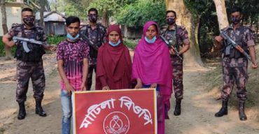 অবৈধভাবে ভারতে যাওয়ার সময় মহেশপুর সীমান্তে আটক ৩