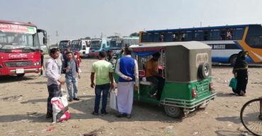 পরিবহন বন্ধ থাকায় বিভিন্ন জেলার যাত্রীরা বিপাকে