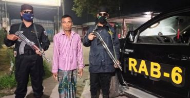 হরিণাকুন্ডুতে র‌্যাব-৬’র অভিযানে পলাতক আসামী গ্রেফতার