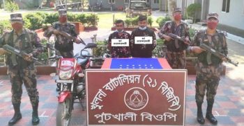 বেনাপোল পুটখালী সীমান্তে ১২ পিচ স্বর্ণের বারসহ আটক ২