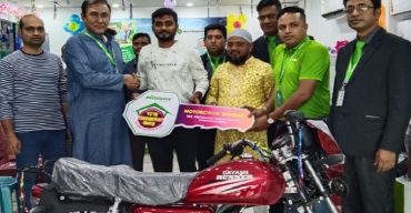 মিনিস্টারের ফ্রিজ কিনে মোটর সাইকেল উপহার পেলেন শৈলকুপার সুমন