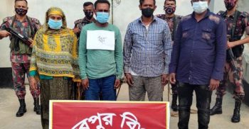 অবৈধ ভাবে ভারত থেকে বাংলাদেশে প্রবেশকালে মহেশপুর সিমান্তে আটক ৫
